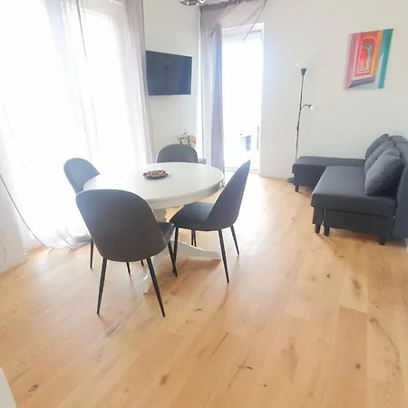 Beachfront 1br Terrace&parking Apartman Bari